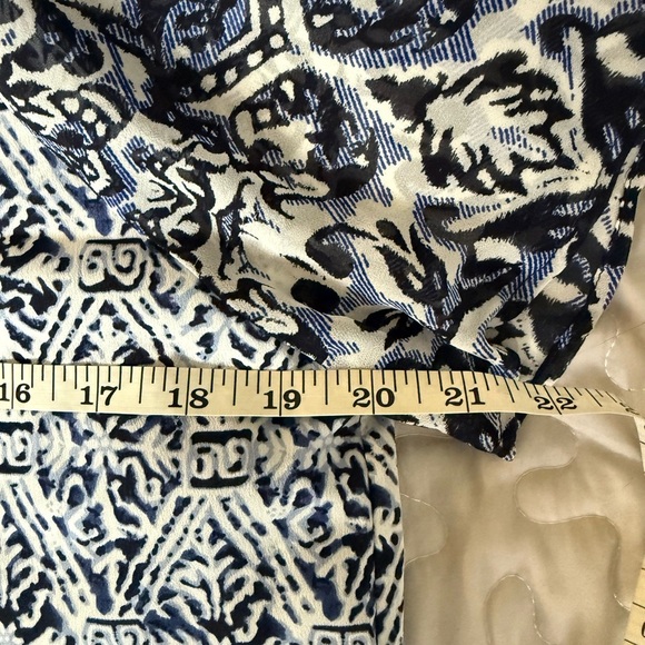 3/$30 - FOREVER 21 Blue and White Patterned Top Blouse - Picture 4 of 5